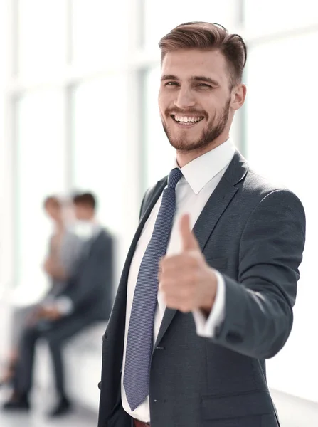Hombre de negocios sonriente mostrando el pulgar hacia arriba . —  Fotos de Stock