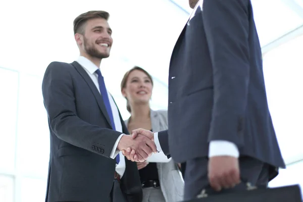 Selbstbewusster Händedruck von Geschäftspartnern — Stockfoto