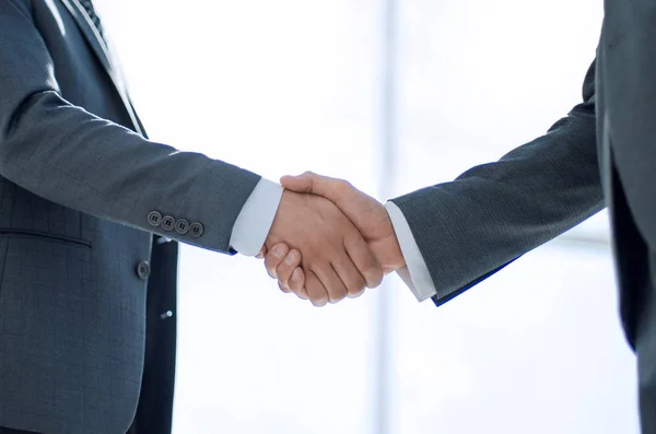 Handshake obchodních partnerů na světlém pozadí. — Stock fotografie