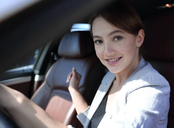 Mulher de negócios de sucesso sentado ao volante de uma ca — Fotografia de Stock