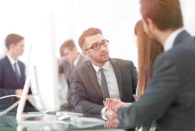 Mutlu bir adam ve kadın birlikte yeni proje analiz