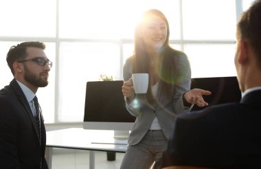 kahve tadını çıkarırken sohbet arkadaşları ofiste zorla