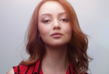 Sarışın kıvırcık saç modeli ve kırmızı dudaklar ile