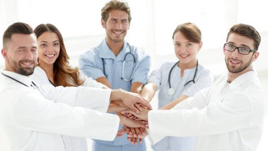 Doktorlar ve hemşireler el ele tutuşuyor. karşılıklı yardım kavramı.