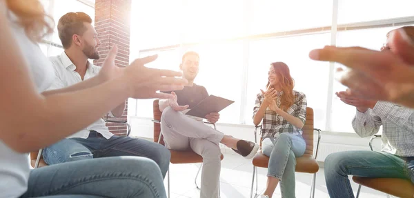 Equipo de negocios aplaudiendo a su Gerente —  Fotos de Stock