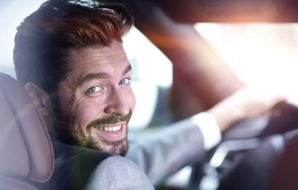 명망있는 차의 운전대에 앉아 있는 성공 한 남자 — 스톡 사진