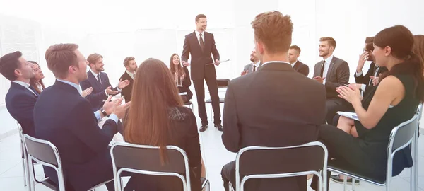 Coach lidera la sesión con el equipo de negocios . — Foto de Stock