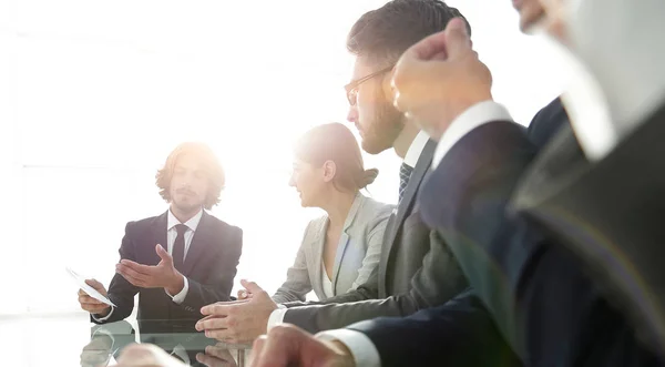 Equipe de negócios sentada na sala de conferências — Fotografia de Stock