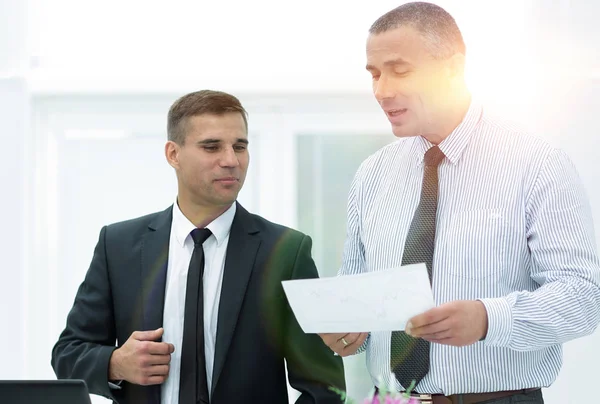 Gerente e cliente para discutir os termos do contrato — Fotografia de Stock