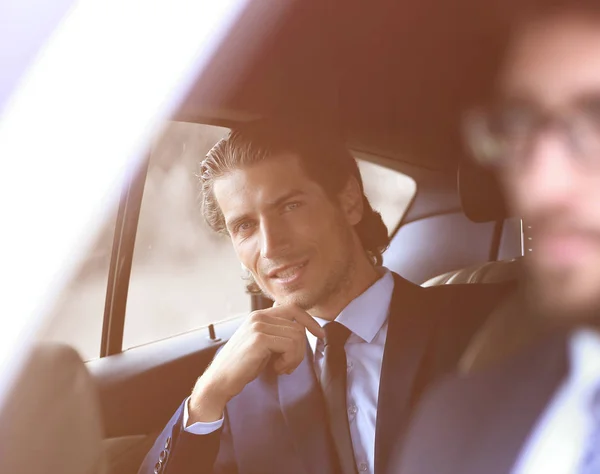 Uomo d'affari seduto in macchina . — Foto Stock