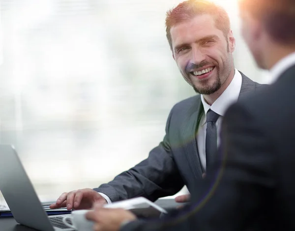 Closeup.Business collega's zitten aan een bureau. — Stockfoto