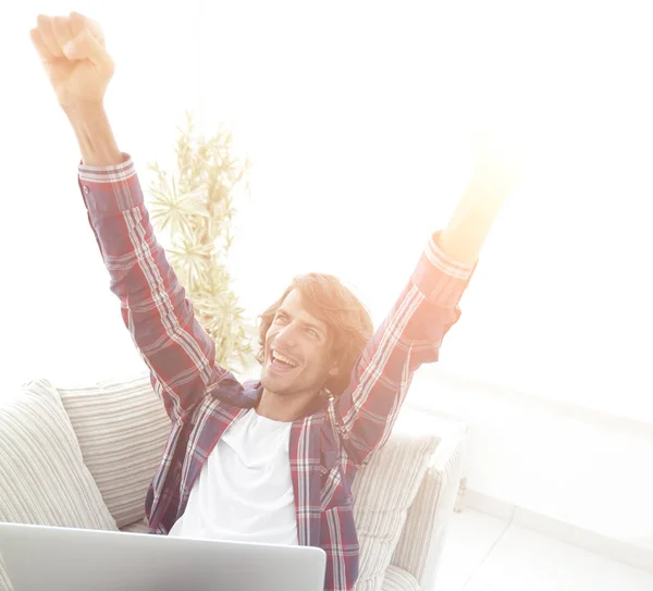 Cara muito feliz trabalhando com laptop em casa . — Fotografia de Stock