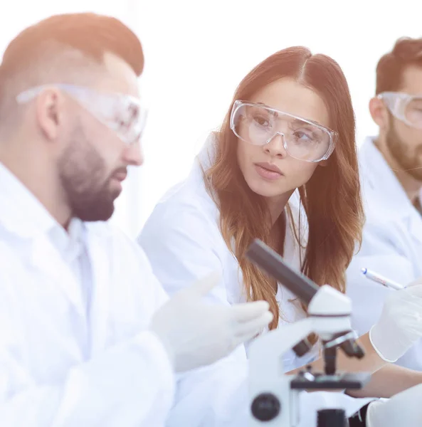 Jóvenes científicos discutiendo los resultados de los experimentos en el laboratorio — Foto de Stock