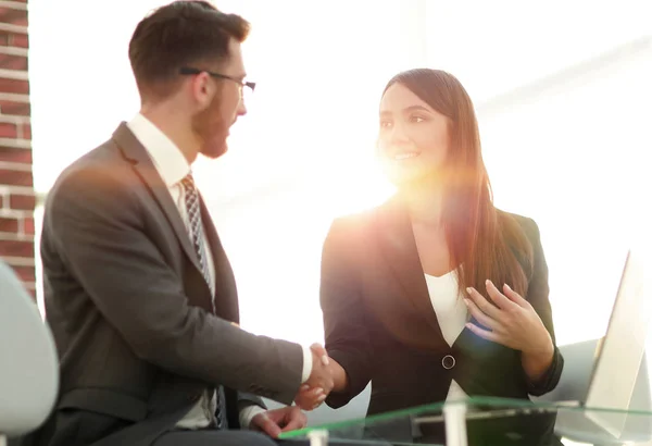 Empresarios exitosos apretón de manos después de un buen trato . — Foto de Stock