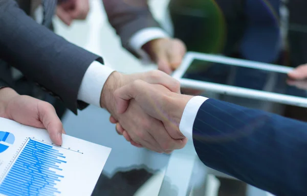 Um aperto de mão. handshake de negócios e empresários conce — Fotografia de Stock