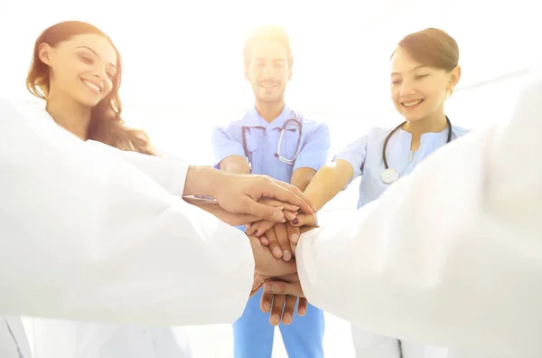 Médicos e enfermeiros em uma equipe médica empilhando mãos — Fotografia de Stock