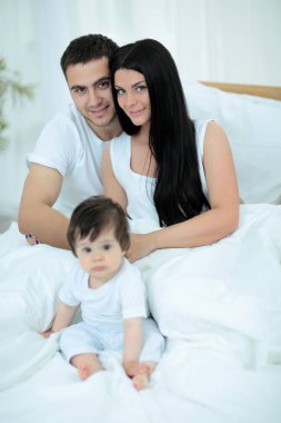 Sevimli küçük çocuk anne yatakta ile