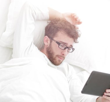 arka plan görüntüsü. modern insan dijital tablet üzerinde okuma.