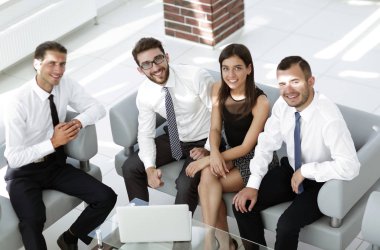 ofis lobisinde otururken dostu iş takım