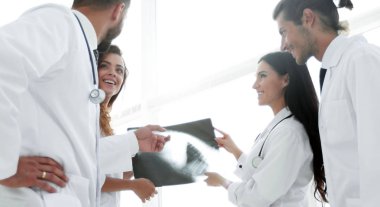 Doktor Röntgen tartışırken grup