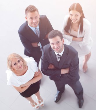 top.a grubundaki kameraya bakarak genç iş adamları göster.