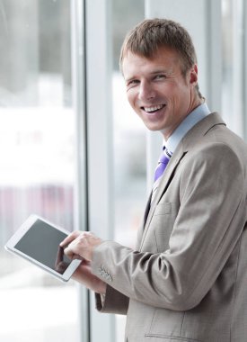 dijital bir tablet üzerinde çalışan