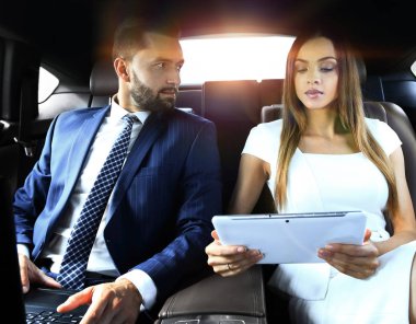 başarılı insanların birlikte arkada çalışan araba koltuğunda