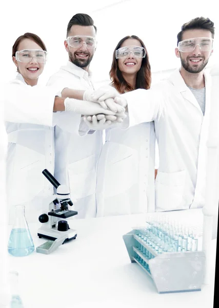Kreativa team av unga forskare. — Stockfoto