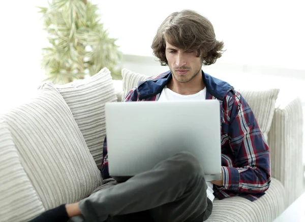 Cara muito feliz trabalhando com laptop em casa . — Fotografia de Stock