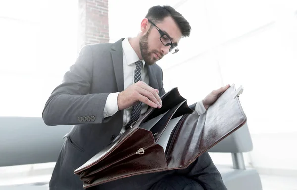 Homem de negócios mão com suitecase em um escritório moderno — Fotografia de Stock