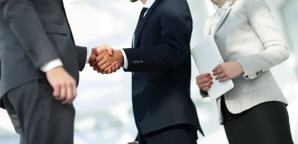 Business handshake e pessoas de negócios. — Fotografia de Stock