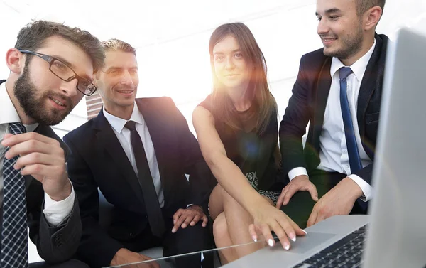 Equipo closeup.business trabajando en el ordenador portátil . — Foto de Stock