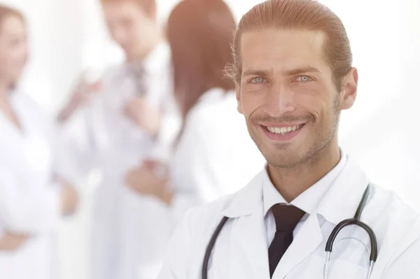 Usmívající se lékař terapeut na rozmazané pozadí. — Stock fotografie