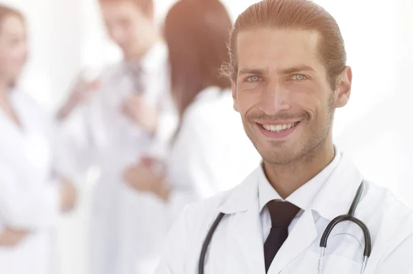 Terapeuta médico sorridente em fundo turvo . — Fotografia de Stock