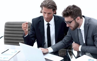 dizüstü bilgisayarda çalışan iki iş adamı