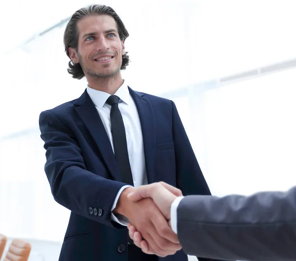 Gruppo di lavoro accoglie il partner con una stretta di mano — Foto Stock