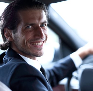 Adam direksiyonda oturuyor.