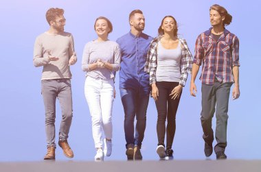 takım arkadaşları, yolda yürür