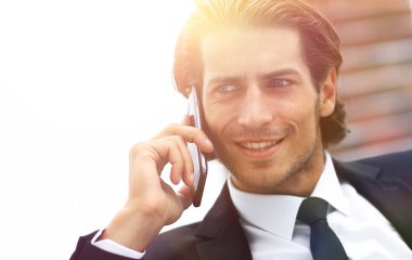 İş adamı akıllı telefondan konuşuyor..