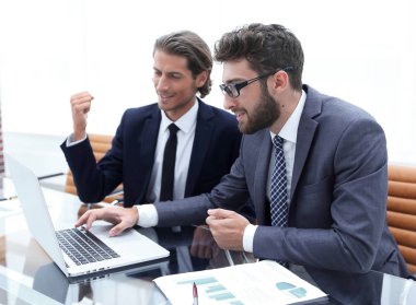 dizüstü bilgisayarda çalışan iki iş adamları.