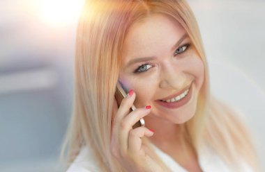 genç kadın bir cep telefonu üzerinde konuşurken closeup.