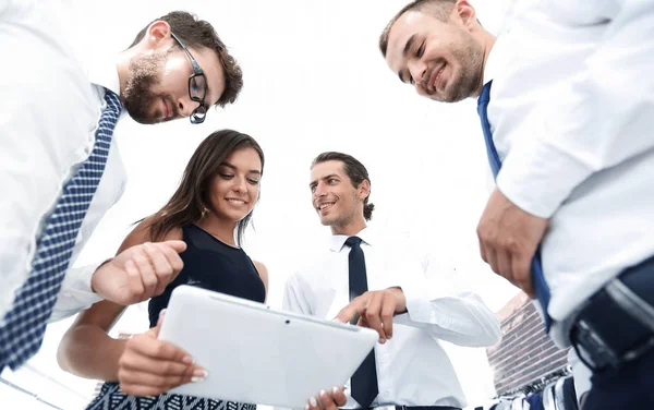 Gente de negocios en la oficina conversando y usando tabletas digitales . — Foto de Stock