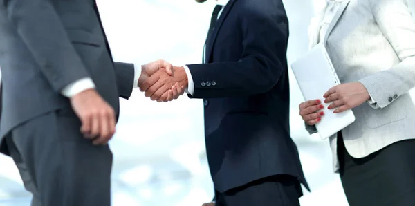 Business handshake e pessoas de negócios. — Fotografia de Stock