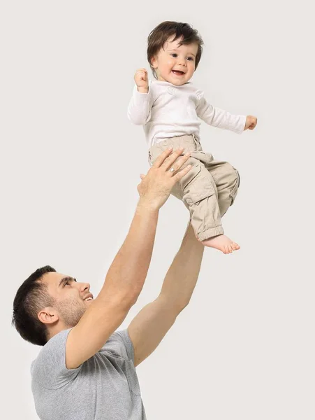 Baba bebek havada savurma — Stok fotoğraf