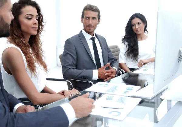 Gente de negocios discutiendo y trabajando juntos —  Fotos de Stock