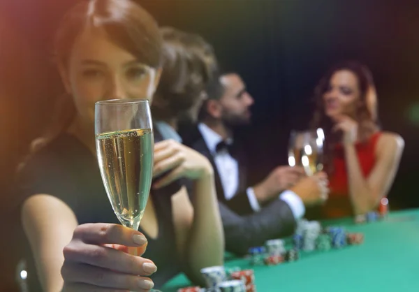 Mladá krásná žena hraje v kasinu — Stock fotografie