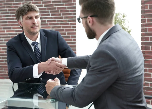 Parceiros de negócios apertam a mão depois de discutir o contrato — Fotografia de Stock