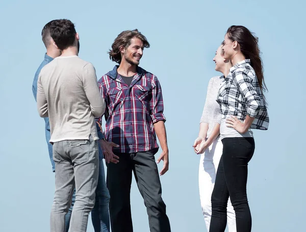 Groep studenten praten tijdens het permanent buitenshuis — Stockfoto