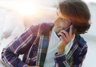 güzel bir fincan adamla bir dizüstü bilgisayar önünde oturur.