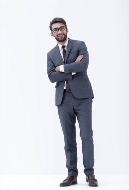 Elleri ceplerinde duran genç işadamı.